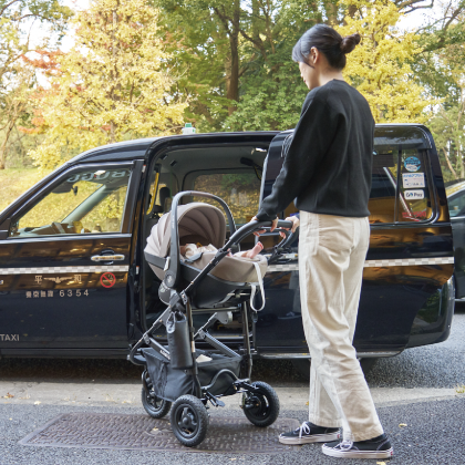 病院から車への移動イメージ